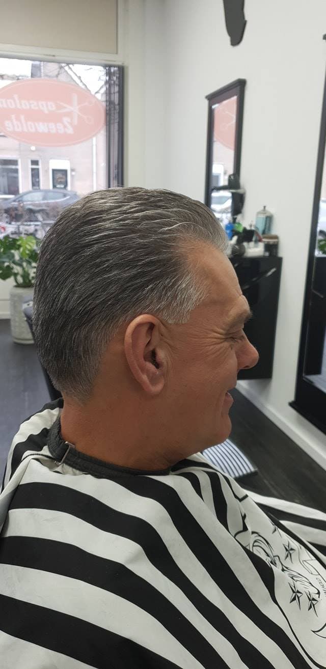 Barbier aan het werk bij Kapsalon Zeewolde