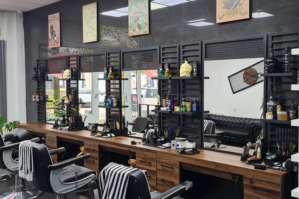 Een barbier aan het werk in de salon
