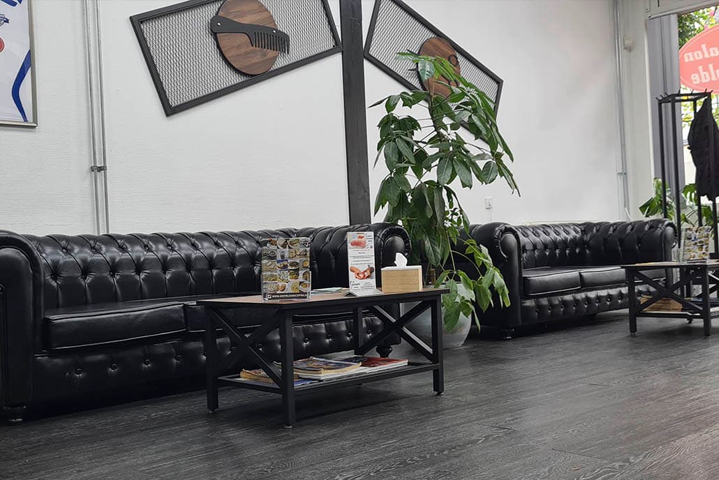Barbier aan het knippen in de salon