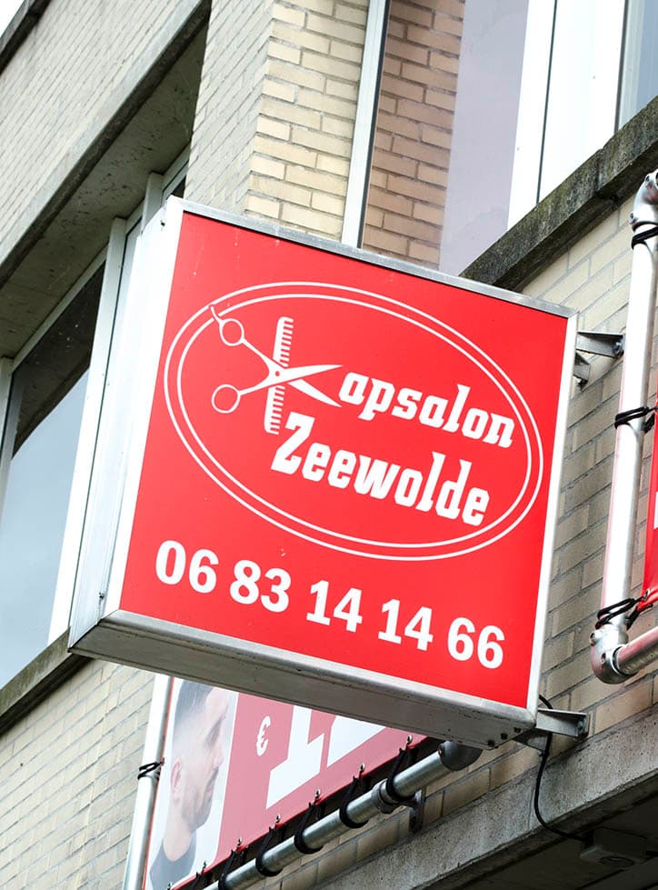 Het bord van Kapsalon Zeewolde aan de gevel
